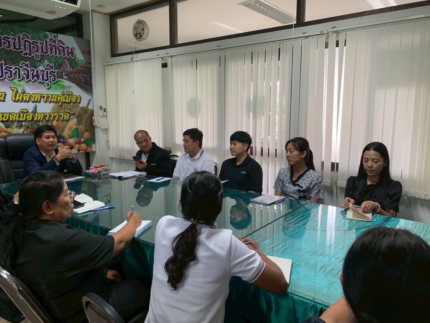 title - วันที่ 9 มิถุนายน 2569 นายวิทูล ประดิษฐบุญ ปฏิรูปที่ดินจังหวัดปราจีนบุรี ได้มอบนโยบาย ของรัฐมนตรีช่วยว่าการกระทรวงเกษตรและสหกรณ์ พร้อมทั้งชี้แจงแนวทางการปฏิบัติงาน แก่บุคลากรในสังกัด โดยได้ร่วมรับฟังปัญหา อุปสรรค และหารือแนวทางการขับเคลื่อนภารกิจตามแผนงานและโครงการประจำปีงบประมาณ พ.ศ. 2569